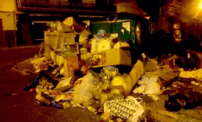 Imagen de unos contenedores llenos de basura en San Juan de Aznalfarache (Sevilla)