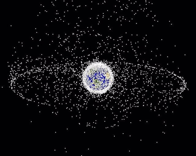 Ilustración de la Tierra rodeada de basura espacial