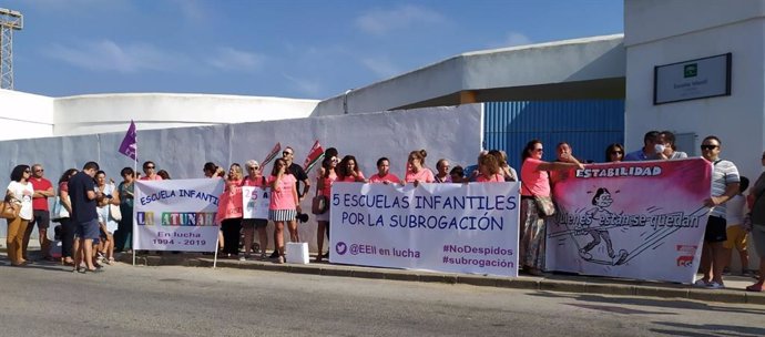 Imagen de la concentración convocada por CCOO sobre las monitoras despedidas de escuelas infantiles en La Línea de la Concepción (Cádiz).