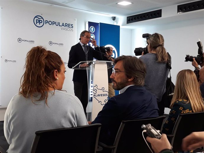 El presidente del PP vasco, Alfonso Alonso, en rueda de prensa en Vitoria