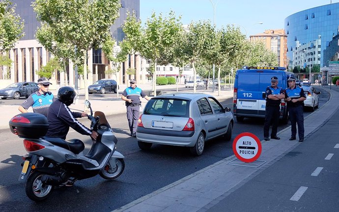 Control de la Policía Local de León en una de las vías de la ciudad.