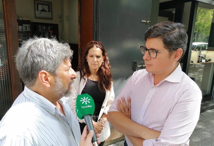 El portavoz de Cs en Sevilla, Álvaro Pimentel, durante su visita al Porvenir
