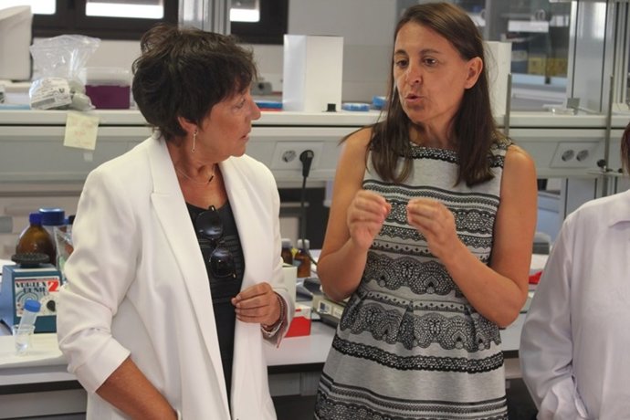 Mercedes Martín junto a Esther Esteban en el Centro para la Calidad de los Alimentos de Soria.
