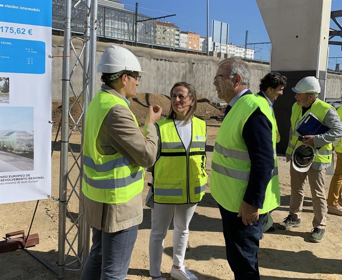 La conselleira de Infraestruturas y el alcalde de Santiago, durante la visita