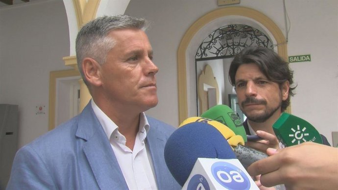 Javier Cano (Cs) atendiendo a los medios