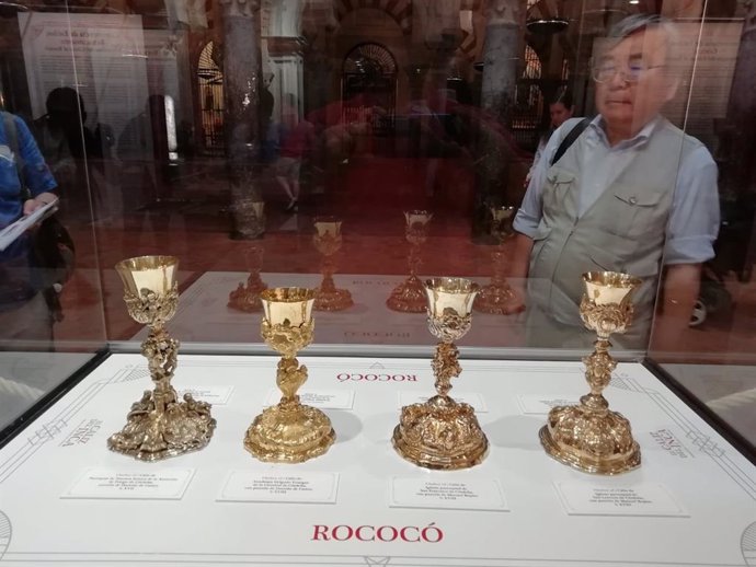 Un turista obseva algunos de los cálices de la exposición 'El Cáliz del Inca', en la Mezquita-Catedral de Córdoba.