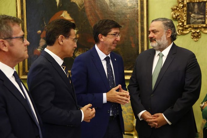 El vicepresidente de la Junta en una visita al Ayuntamiento de Granada