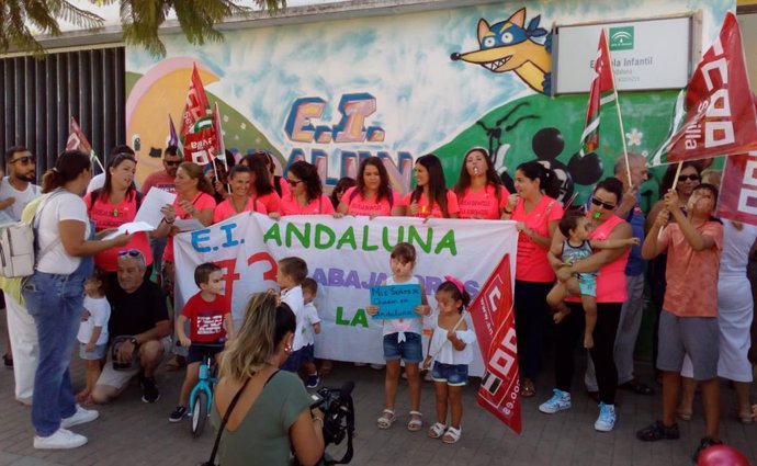 Imagen de la concentración convocada por CCOO en Sevilla de apoyo a las trabajadoras de la escuela infantil Andaluna.