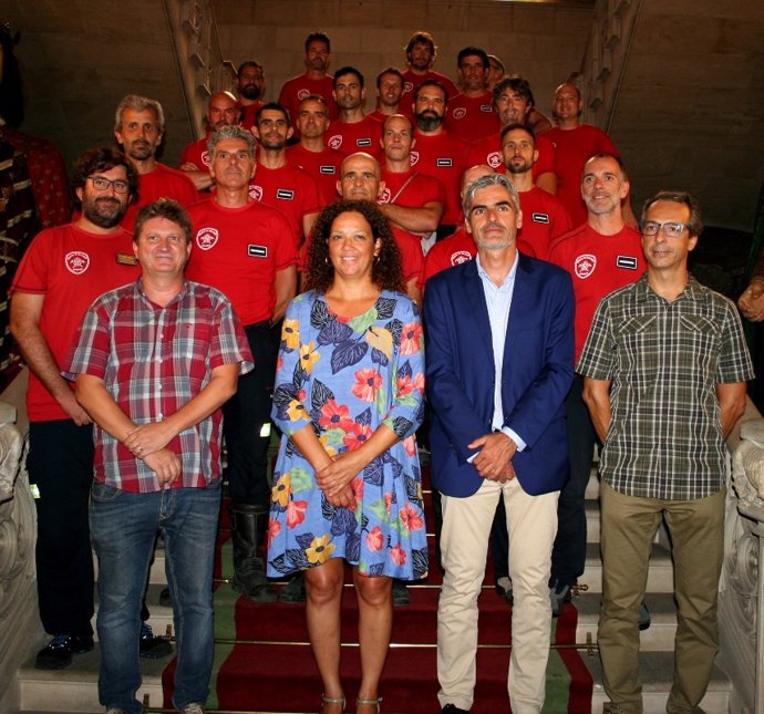 La presidenta del Consell de Mallorca (segunda por la izquierda) con 24 nuevos cabos del cuerpo de Bomberos.