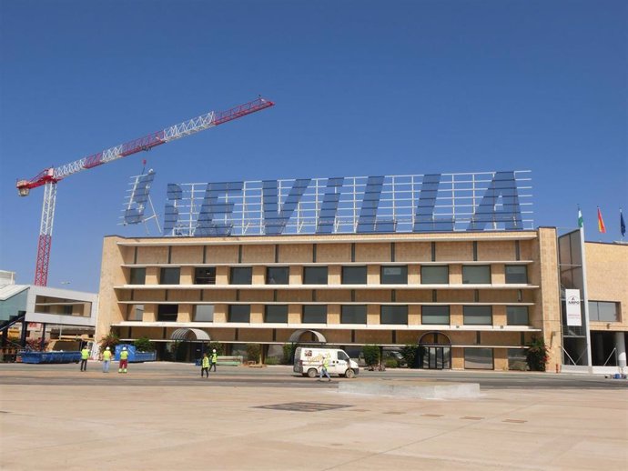 Tareas de demolición de la fachada sur del edificio terminal del aeropuerto de Sevilla.
