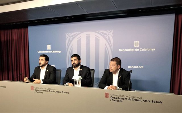 El conseller Chakir el Homrani con los secretarios generales de la conselleria Francesc Iglesies y Joaquim Ferrer