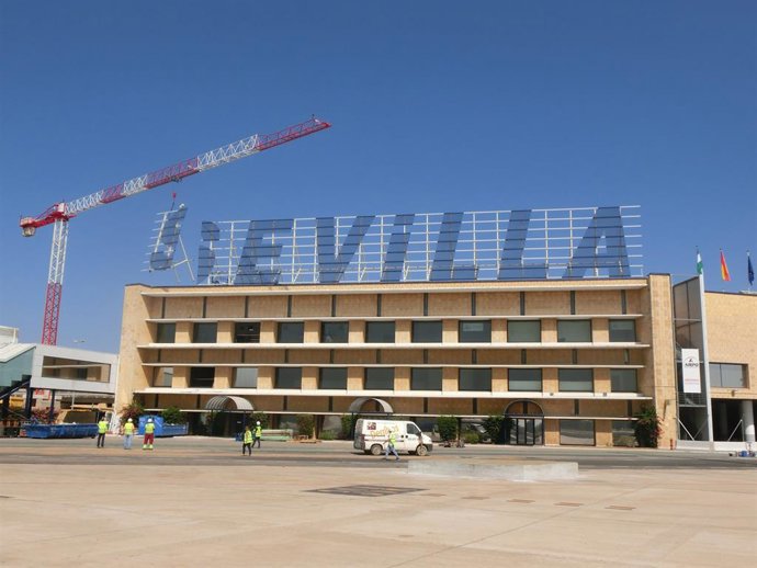 Tareas de demolición de la fachada sur del edificio terminal del aeropuerto de Sevilla.