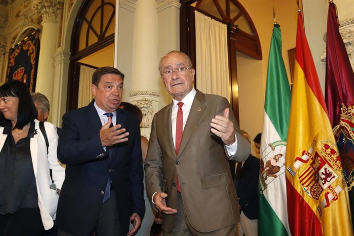 El ministro en funciones de Agricultura, Pesca y Alimentación, Luis Planas, y el alcalde de Málaga, Francisco de la Torre, tras una reunión.