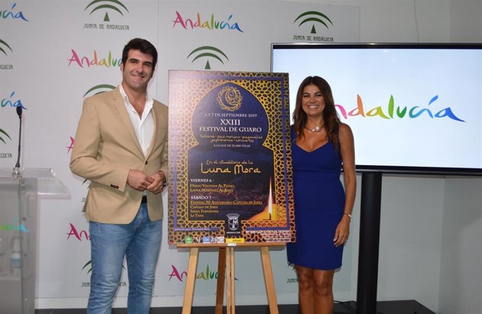 La delegada de Turismo, Regeneración, Justicia y Administración Local del Gobierno andaluz en la provincia, Nuria Rodríguez, y el alcalde de Guaro, José Antonio Carabantes, presentan el Festival de la Luna Mora.