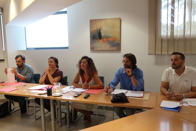 La consellera de Presidncia, Cultura i Igualtat,  Pilar Costa, amb alguns membres de la Fundació Orquestra Simfnica. 