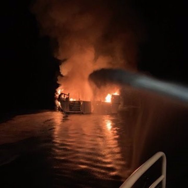 Incendio de un barco frente a las costas de California