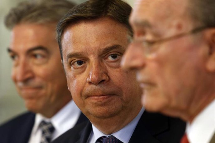 Ell ministro de Agricultura, Pesca y Alimentación en funciones, Luis Planas, entre el delegado del Gobierno de España en Andalucía, Lucrecio Fernández, y el alcalde de Málaga, Francisco de la Torre.
