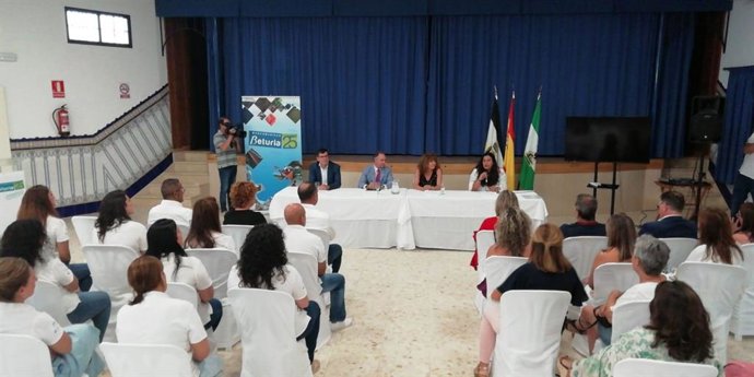 La Junta clausura el taller de empleo 'Beturia Social' de ayuda a domicilio en El Granado.