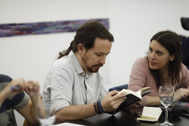 El líder de Podemos, Pablo Iglesias, y la portavoz partamentaria, Irene Montero, durante el encuentro Rumbo 2020