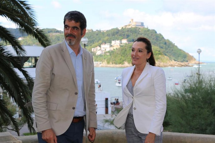 El alcalde de San Sebastián Eneko Goia y la escultora Cristina Iglesias