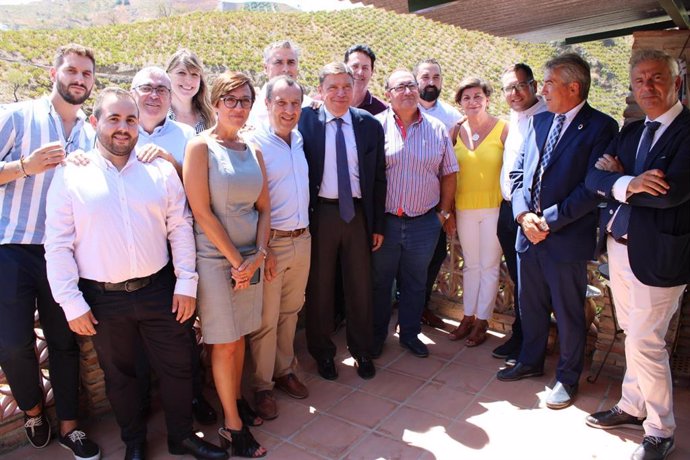 El ministro en funciones de Agricultura, Pesca y Alimentación, Luis Planas, junto a socialistas de la provincia de Málaga.