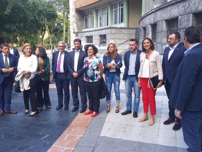 Reyes Maroto posa al lado del presidente del Principado, varios consejeros, la delegada del Gobierno y el rector de la Universidad de Oviedo.