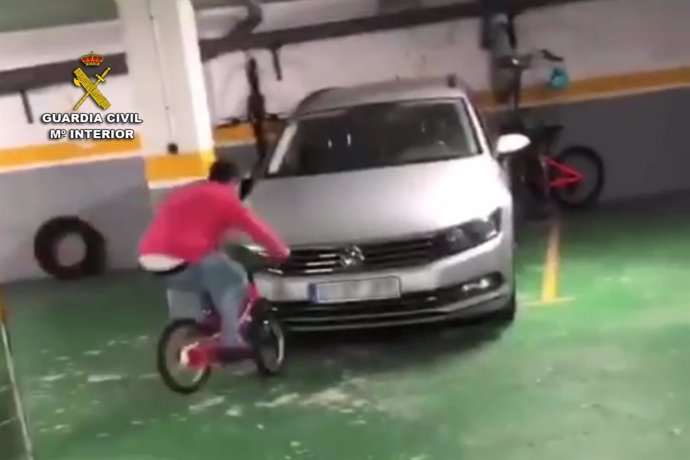 Identificado por hacer acrobacias con una bicicleta en un garaje de Baiona, y causar daños en dos vehículos.