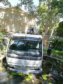 El camión que ha colisionado con la fuente del dios Tritón en el Jardín Botánico de la Concepción.