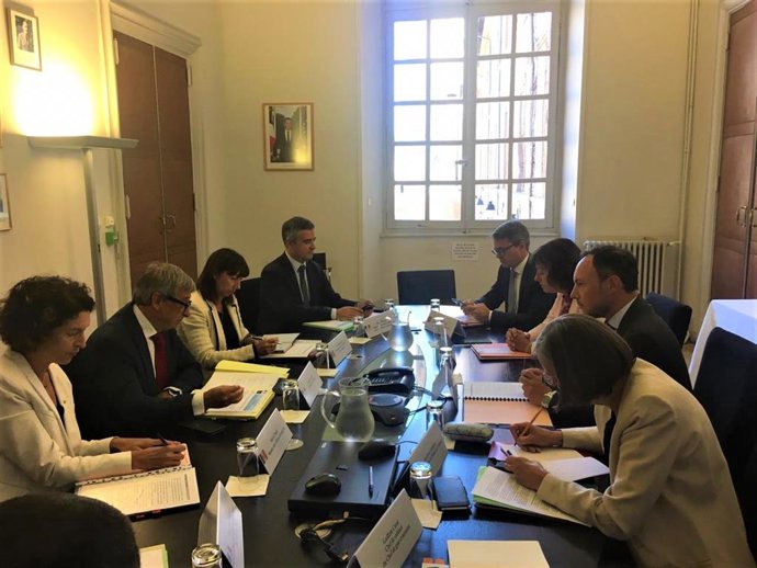 Las delegaciones andorrana y francesa durante la reunión que han mantenido este lunes en Toulouse