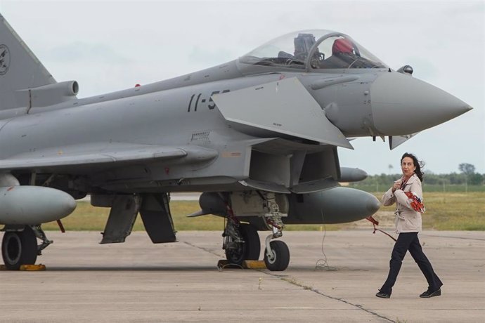 La ministra de Defensa en funciones, Margarita Robles, junto a un caza Eurofighter en la base de Morón