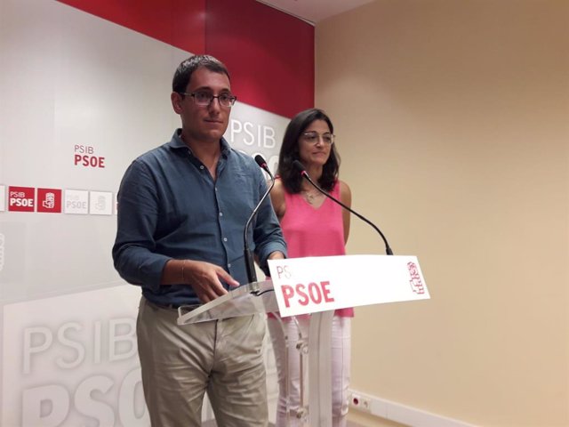 El portavoz del PSIB, Iago Negueruela, y la secretaria de política autonómica, María José Camps.