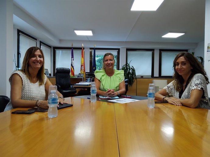 La consellera de Salut i Consum, Patricia Gómez (centre), reunida amb la secretaria autonmica de Salut Pública de la Generalitat Valenciana, Isaura Navarro (dreta).