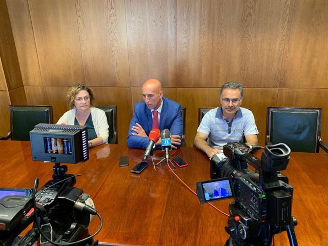 El concejal de Podemos-Equo, Nicanor Pastrana, a la derecha, junto al alcalde de León, José Antonio Diez, y la cuarta teniente de alcalde, Evelia Fernández.