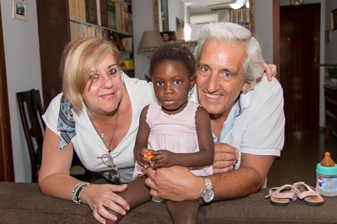 Faith con Luis y Toñi, su familia de acogida