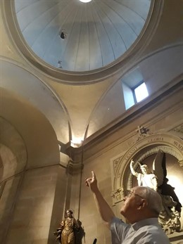El deán de la Concatedral de la Redonda, Federico Nalda, señala el lugar del que han caído los cascotes que han herido a una niña de 8 años