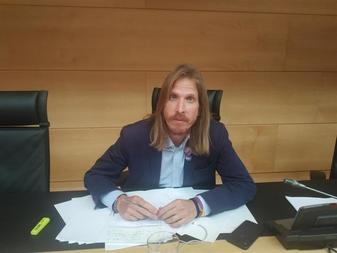 El procurador de Podemos, Pablo Fernández, exige la dimisión de Igea ante el juicio que se celebrará contra él por amenazar a un militante de Cs.