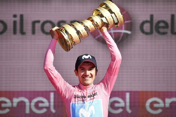 02 June 2019, Italy, Verona: Ecuadorian cyclist Richard Carapaz of team Movistar holds the "Never ending trophy on the podium after the end of the twenty first stage of the 102nd edition of the Giro d'Italia cycling race, a 17 km individual time trial i