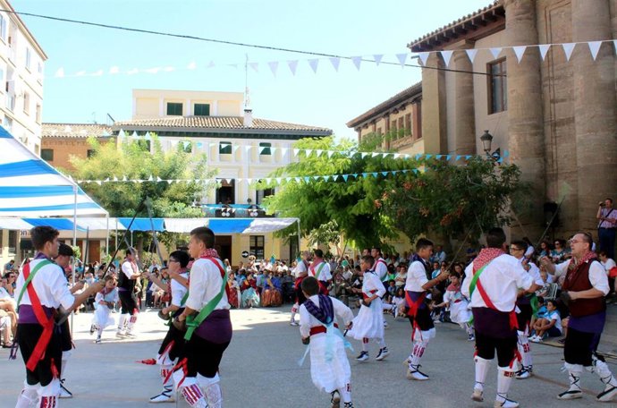 Actuación de los danzantes de Sariñena el día de San Antolín.