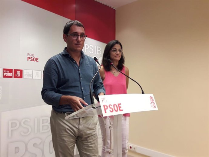 El portaveu del PSIB, Iago Negueruela, i la secretria de política autonmica, María José Camps.