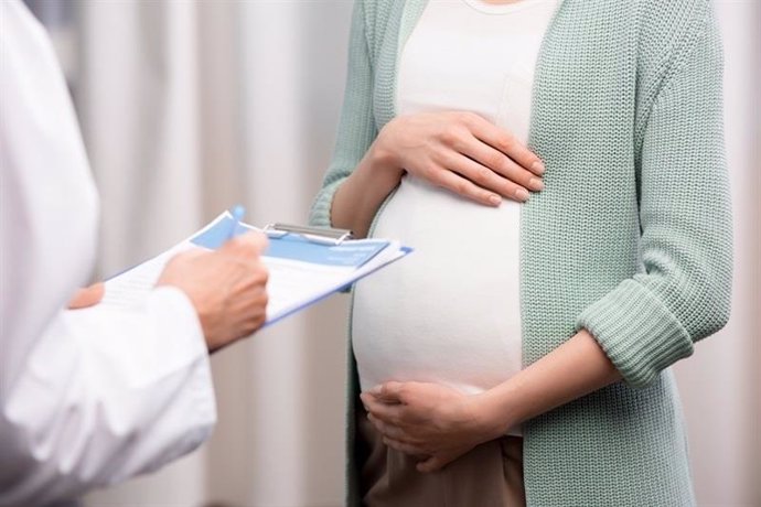 Una embarazada atendida por un profesional sanitario. Embarazo