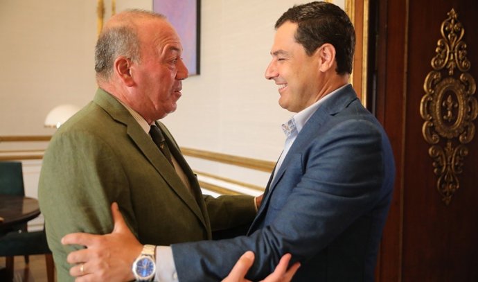 El presidente de la Junta, Juanma Moreno, recibe al vicepresidente de la Fundación Blas Infante