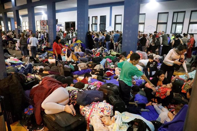 Migrantes venezolanos esperan en un puesto fronterizo en Perú