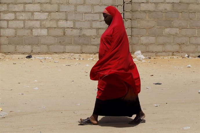 Una mujer en un campo de desplazados por Boko Haram