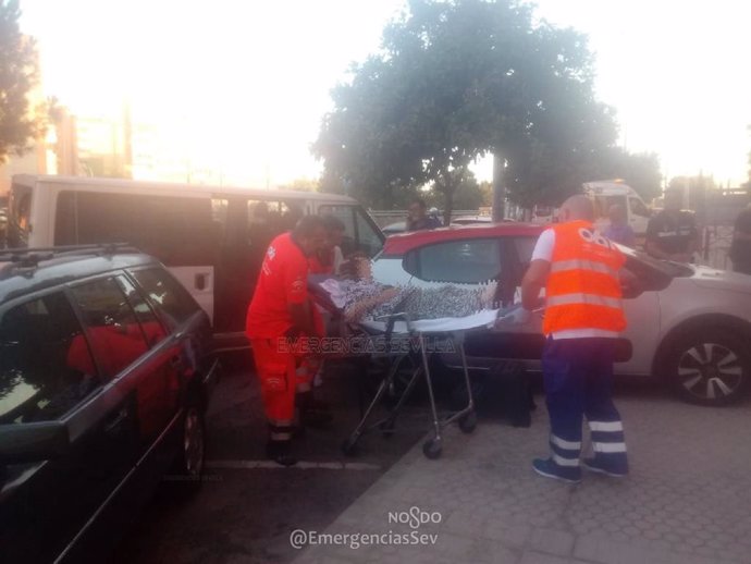 Traslado de la anciana herida tras el accidente vial en Sevilla