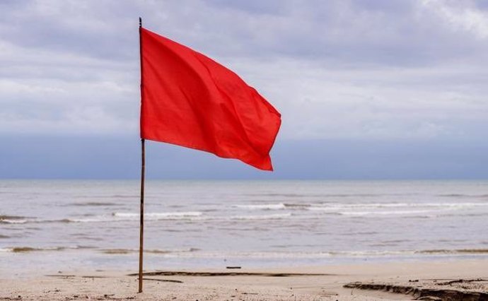 Bandera roja en una playa de La Manga.