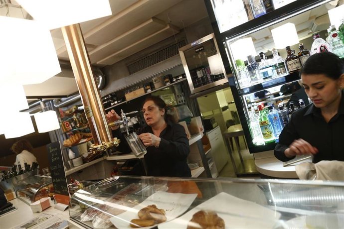 trabajador, trabajando, camarero, bar, autónomo, consumo, alcohol, cafetería, precios, IPC, empleo, paro, parados, hostelería, bebida, caña, cerveza