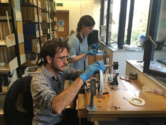 El profesor Dustin Schroeder y la historiadora de arte Jessica Daniel