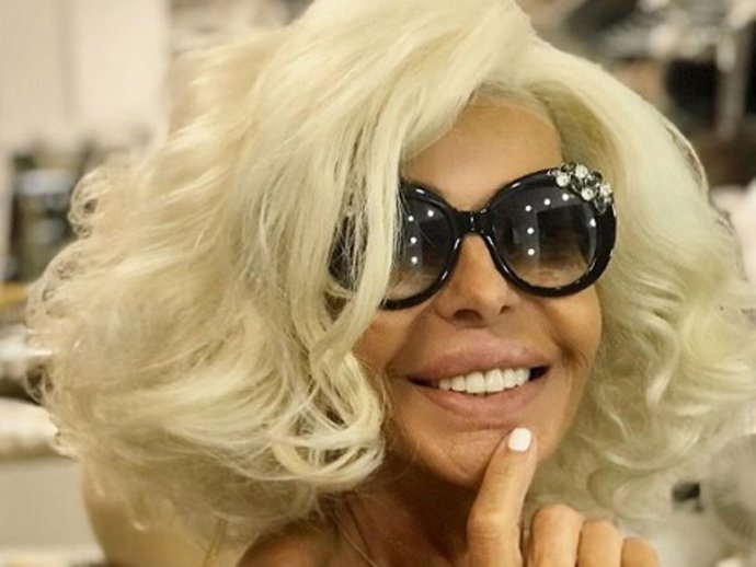 Bibiana Fernández con peluca
