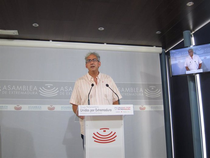 El diputado de Unidas por Extremadura Joaquín Macías en rueda de prensa para valorar el paro de agosto