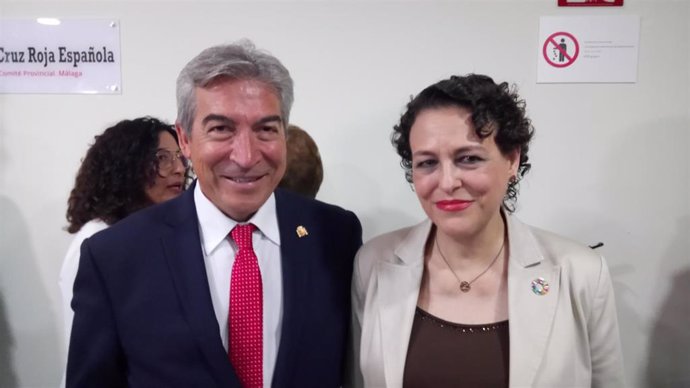 El delegado del Gobierno en Andalucía, Lucrecio Fernández, y la ministra de Trabajo, Magdalena Valerio, en una imagen de archivo. 